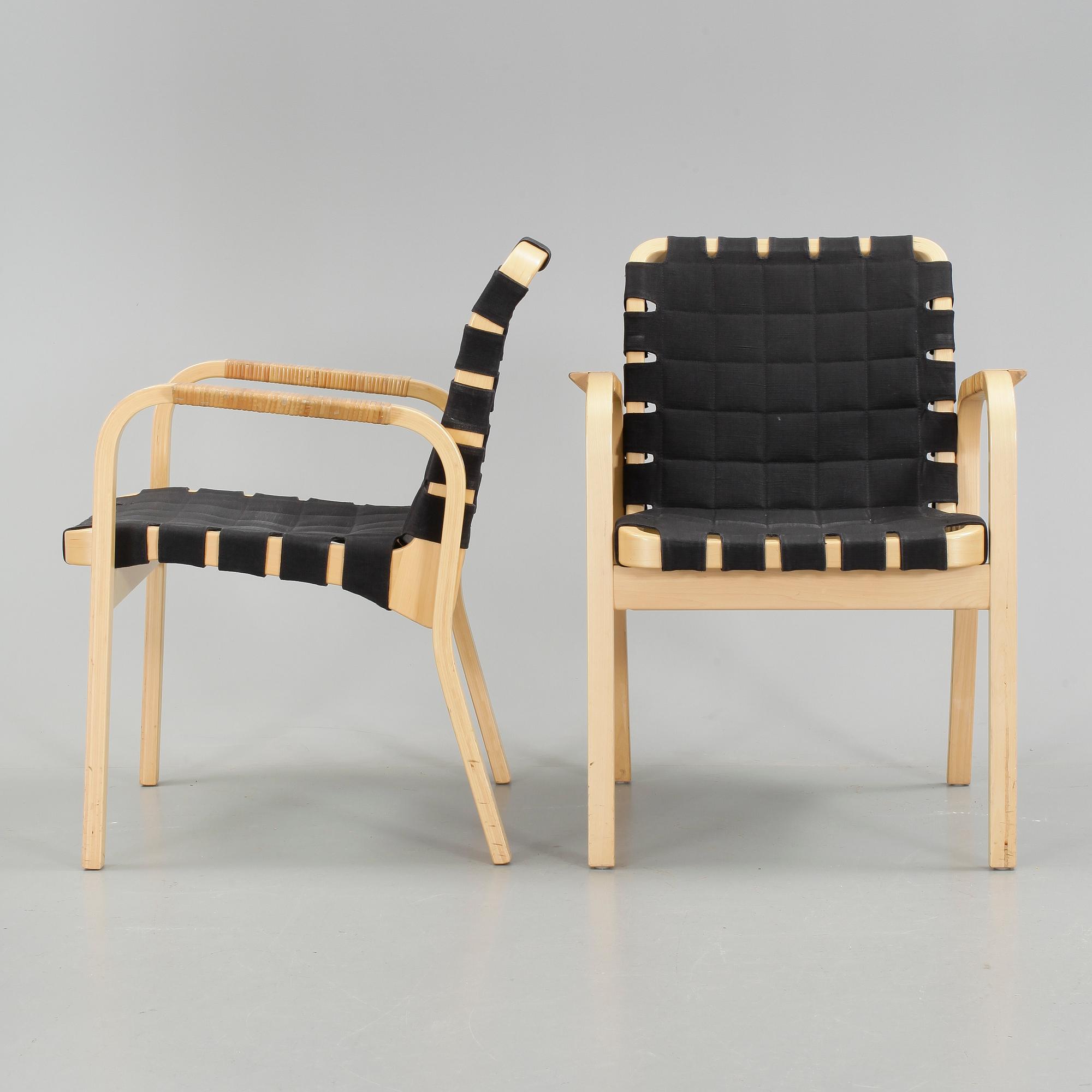 KARMSTOLAR, 2 st, modell 45, Alvar Aalto, Artek. Modellen formgiven 1947.