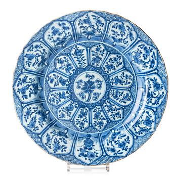 1320. A blue and white charger, Qing dynasty, Kangxi (1662-1722).