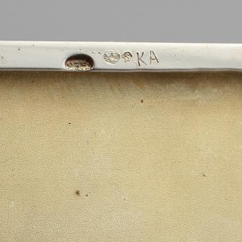 CIGARETTETUI, silver, importstämplad, omkring 1900-talets mitt. Vikt 95 g.