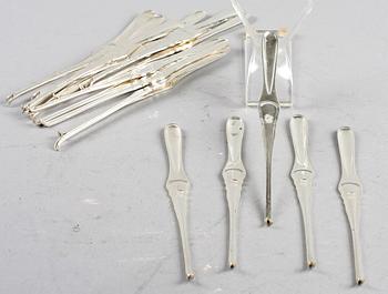 HUMMERGAFFLAR, 18 st. Silver. "Chippendale", CG Hallberg, Stockholm 1917. Vikt 450 gr.