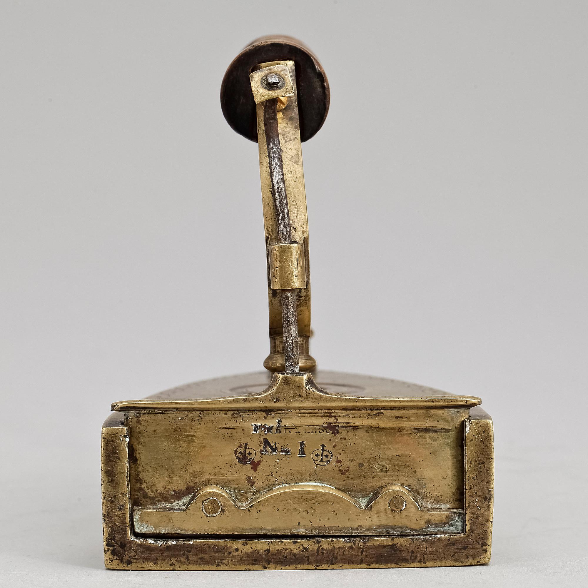 STRYKJÄRN, mässing, bär märkning, 1800-tal.