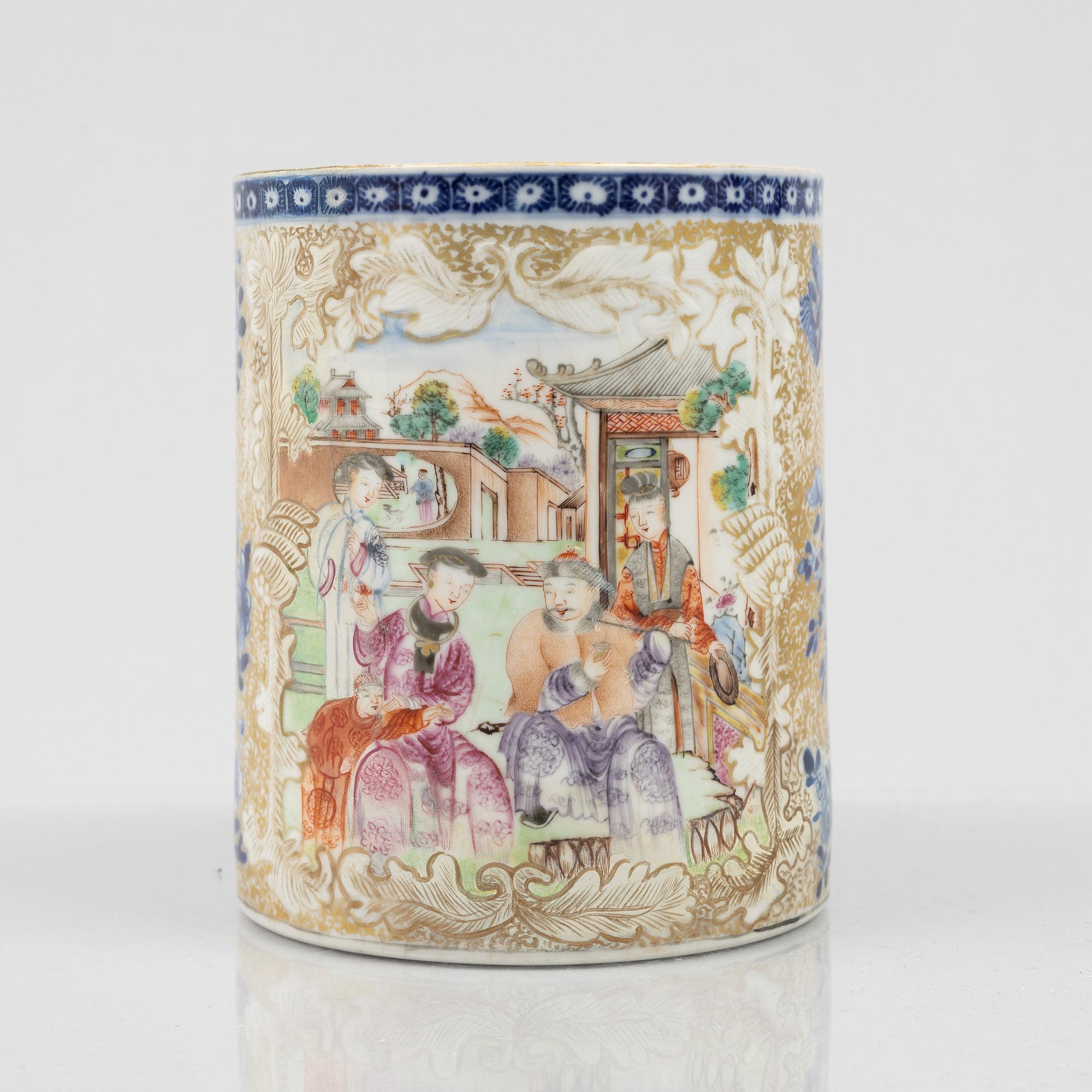A Chinese porcelain mug, Qianlong (1736-95).