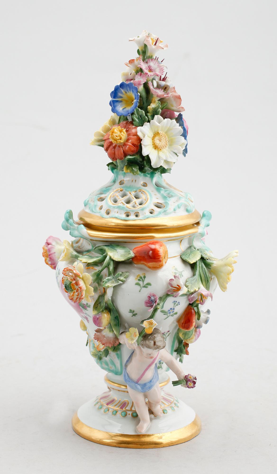 LOCKURNA, porslin, Meissen, 1800-talets senare hälft.