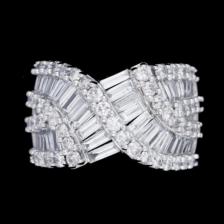 RING, 14k vitguld med baguett- o briljantslipade diamanter tot ca4,00ct. Vikt 10,8g.