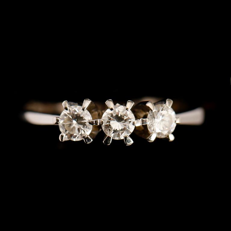 RING, 18 k vitguld, 3 briljantslipade diamanter tot 0.39 ct.
