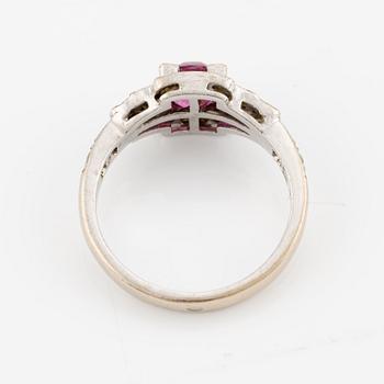 Ring in 18K white gold with a faceted ruby and round brilliant-cut diamonds.