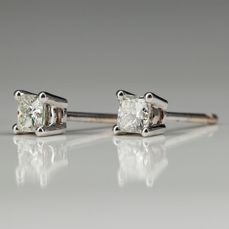 ÖRHÄNGEN, vitguld 18K, prinsesslipade diamanter, tot. 0,50 ct. J/VS. Vikt 1,5 g.