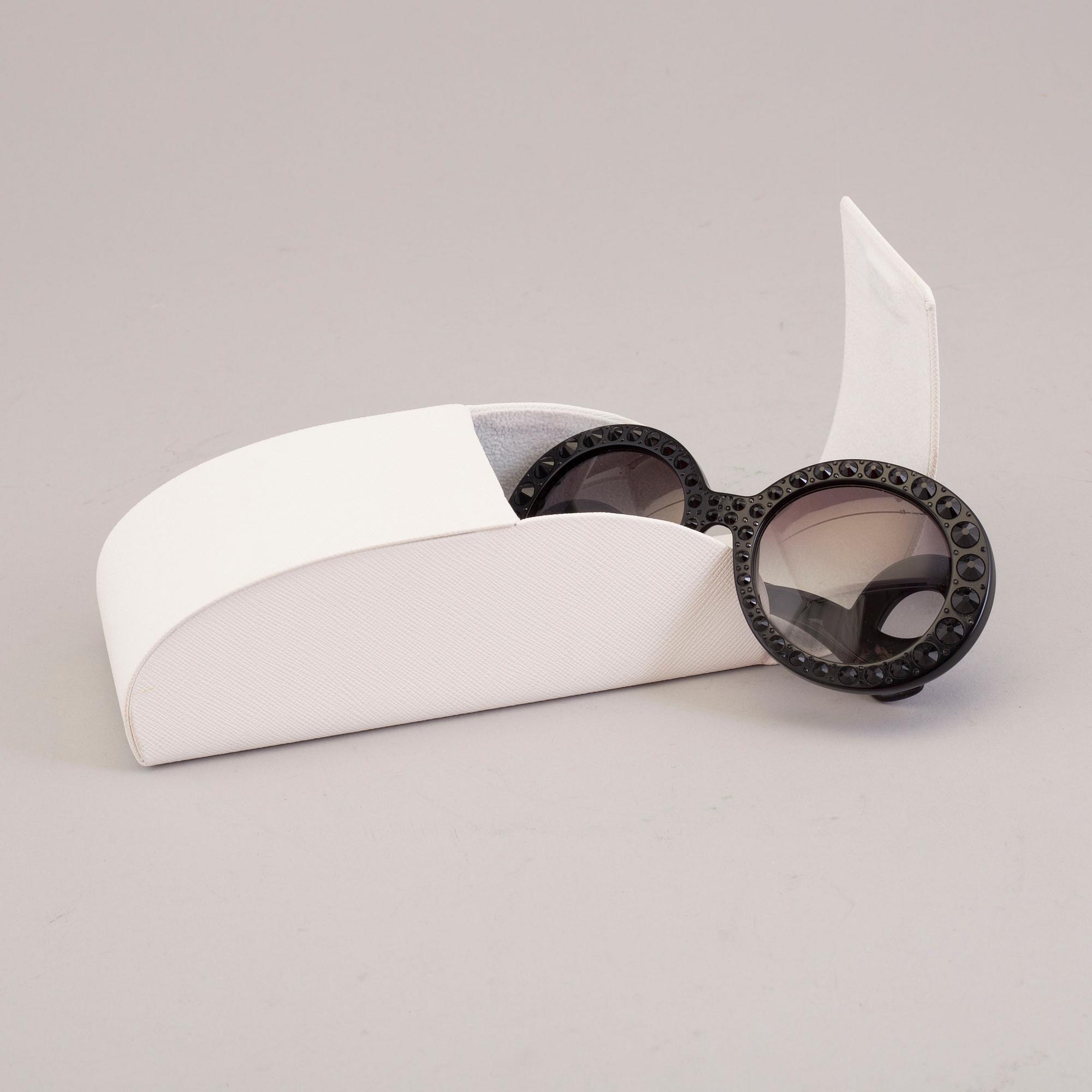 SOLGLASÖGON, Prada.