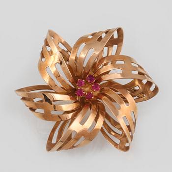 BROSCH, 18K guld med fasettslipade syntetiska rubiner. Vikt 10,1 gram.