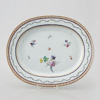 An export porcelain serving dish, China, Jiaqing (1796-1820).