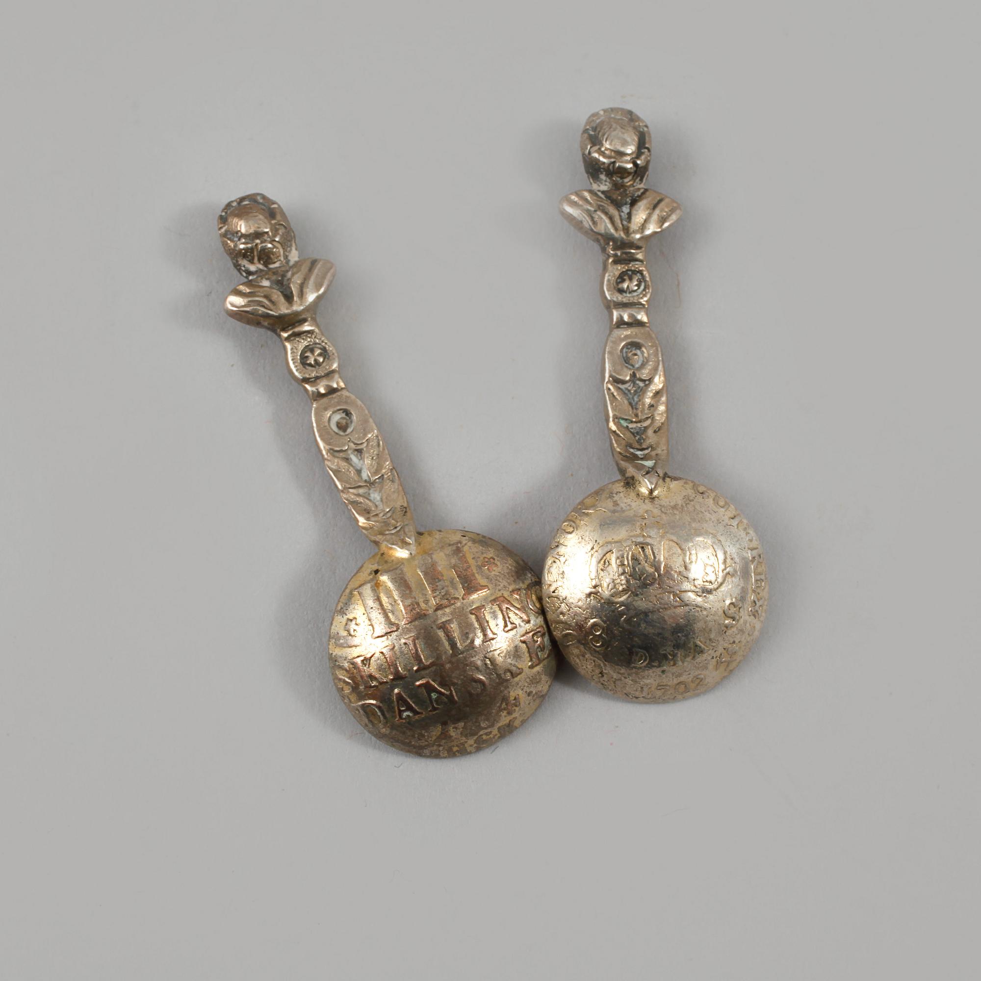 BÄGARE samt SALTKAR, ett par, silver och glas, Ryssland och Köpenhamn, omkring sekelskiftet 1900, vikt exkl glas 130 g.