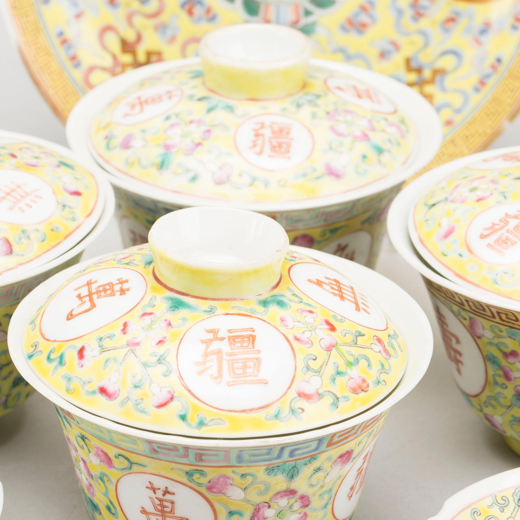 FOUR BOWLS WITH LID ON PLATE, CHINESE 20TH CENTURY.