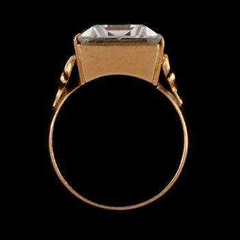 RING, 18k guld med fasettslipad bergskristall, Heribert Engelbert, Stockholm. Vikt 6 g.