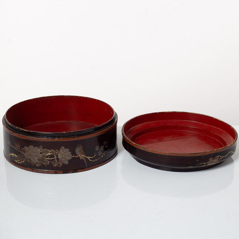 A Chinese lacquer food container, 20th century.