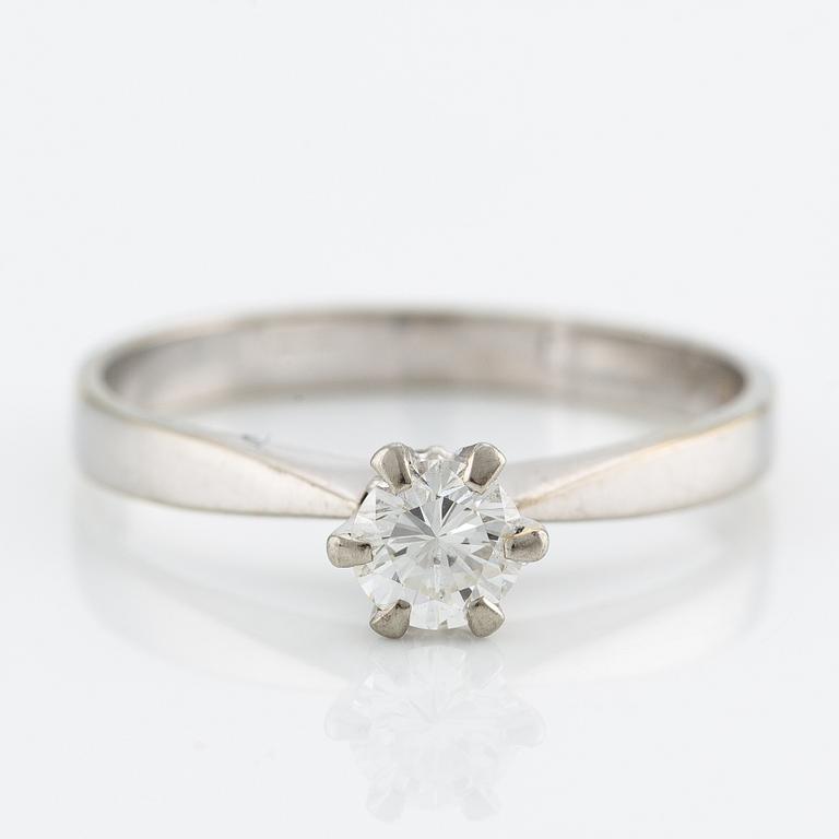 Ring, 18K vitguld med briljantslipad diamant 0.35 ct enligt gravyr.