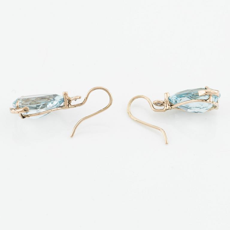Örhängen med droppformade fasettslipade blå topaser och briljantslipade diamanter.