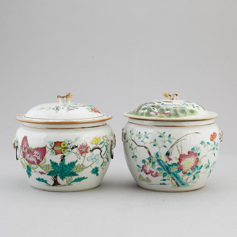 A group of two famille rose jars with covers, Qing dynasty, late 19th century.