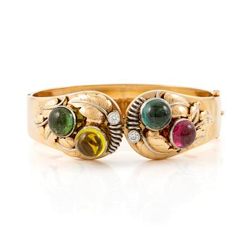 507. An 18K gold bracelet with cabochon-cut tourmalines.