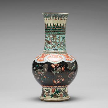 855. A famille noire vase, late Qing dynasty, 19th Century.