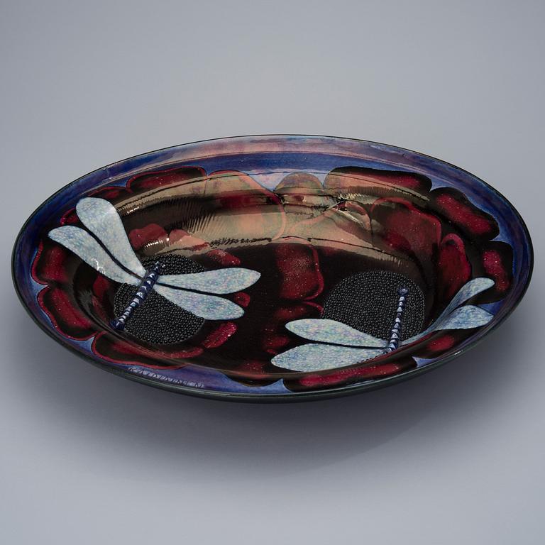 BIRGER KAIPIAINEN, A CERAMIC DISH. Flowers and dragonflies. Signed Kaipiainen, Arabia. Late 1970s.