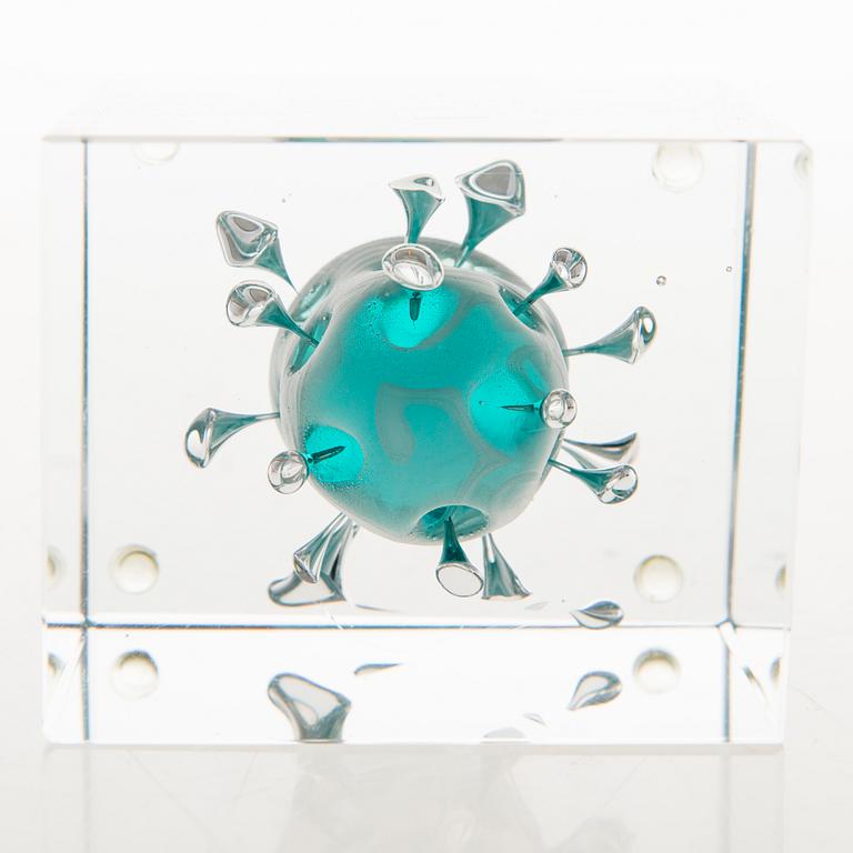 OIVA TOIKKA, AN ANNUAL CUBE, glass, signed Oiva Toikka Nuutajärvi marked 117.