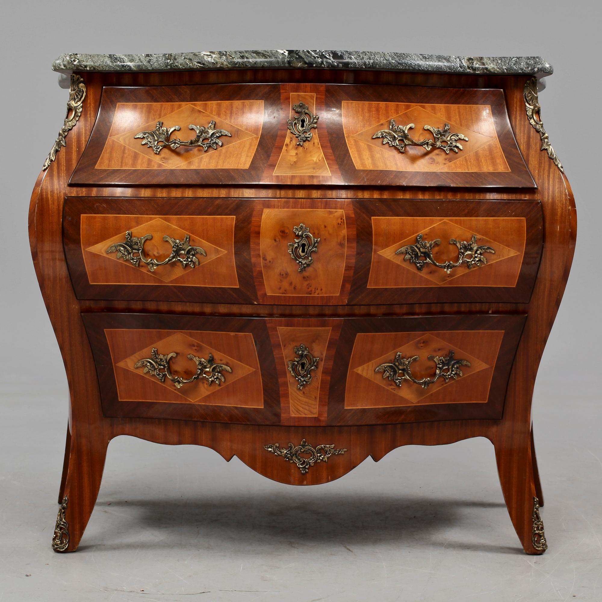 BYRÅ, rokokostil, omkring 1900-talets mitt.