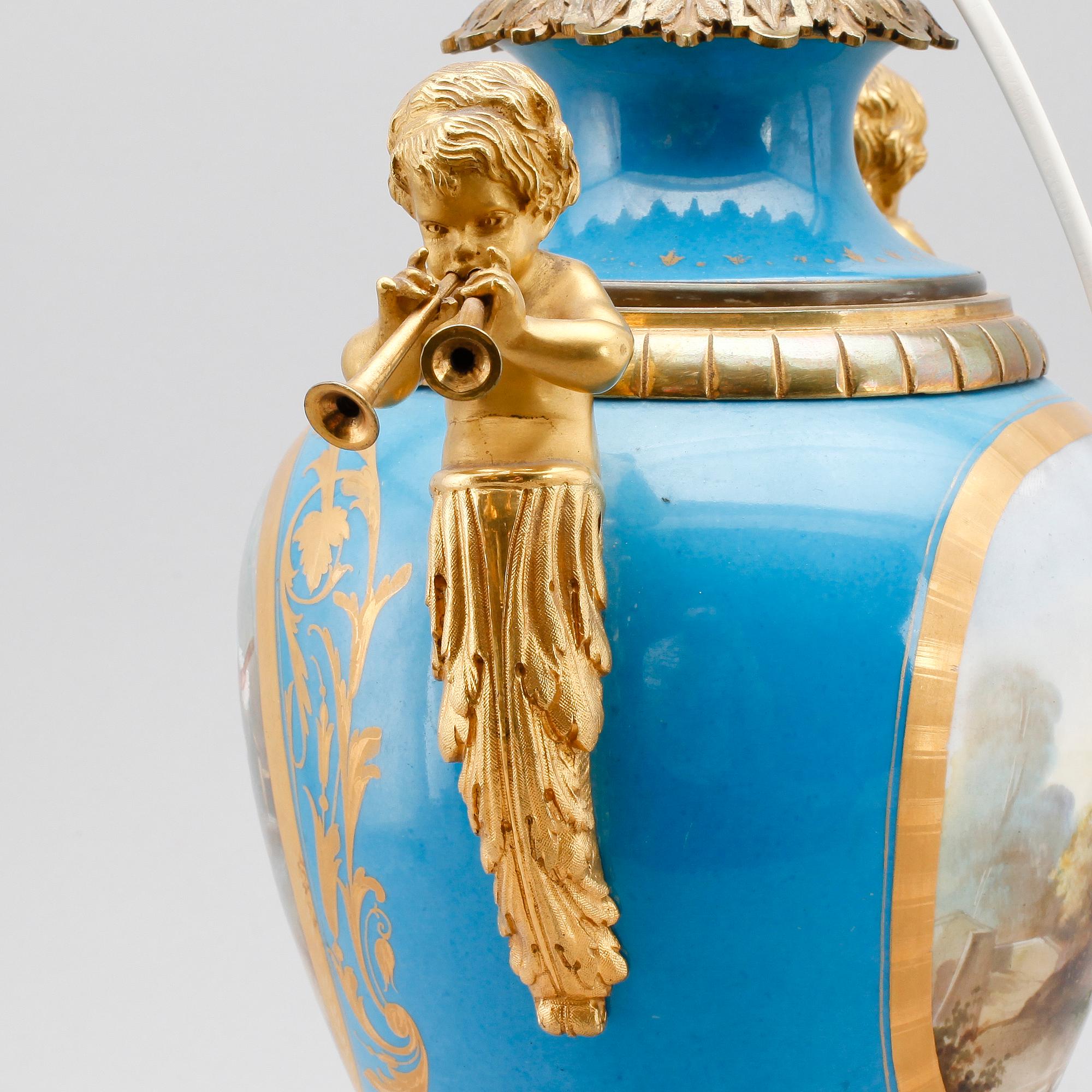 BORDSLAMPA, porslin, Sevrèsstil, Frankrike, 1900-talets första hälft.