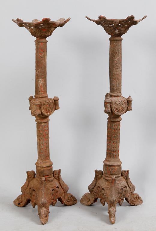 GOLVLJUSSTAKAR, 1 par, rödmålat gjutjärn, barockstil, 1900-tal.