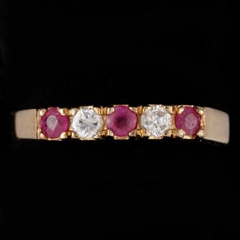 RING, 14k guld med 2 diamanter, tot ca 0,08 ct och 3 rubiner. Vikt ca 2,4 gram.