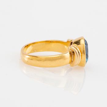 Ring 18K guld med fasetterat blått glas.