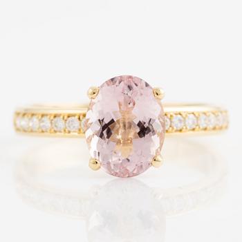 Ring 14K guld med morganit och briljantslipade diamanter.