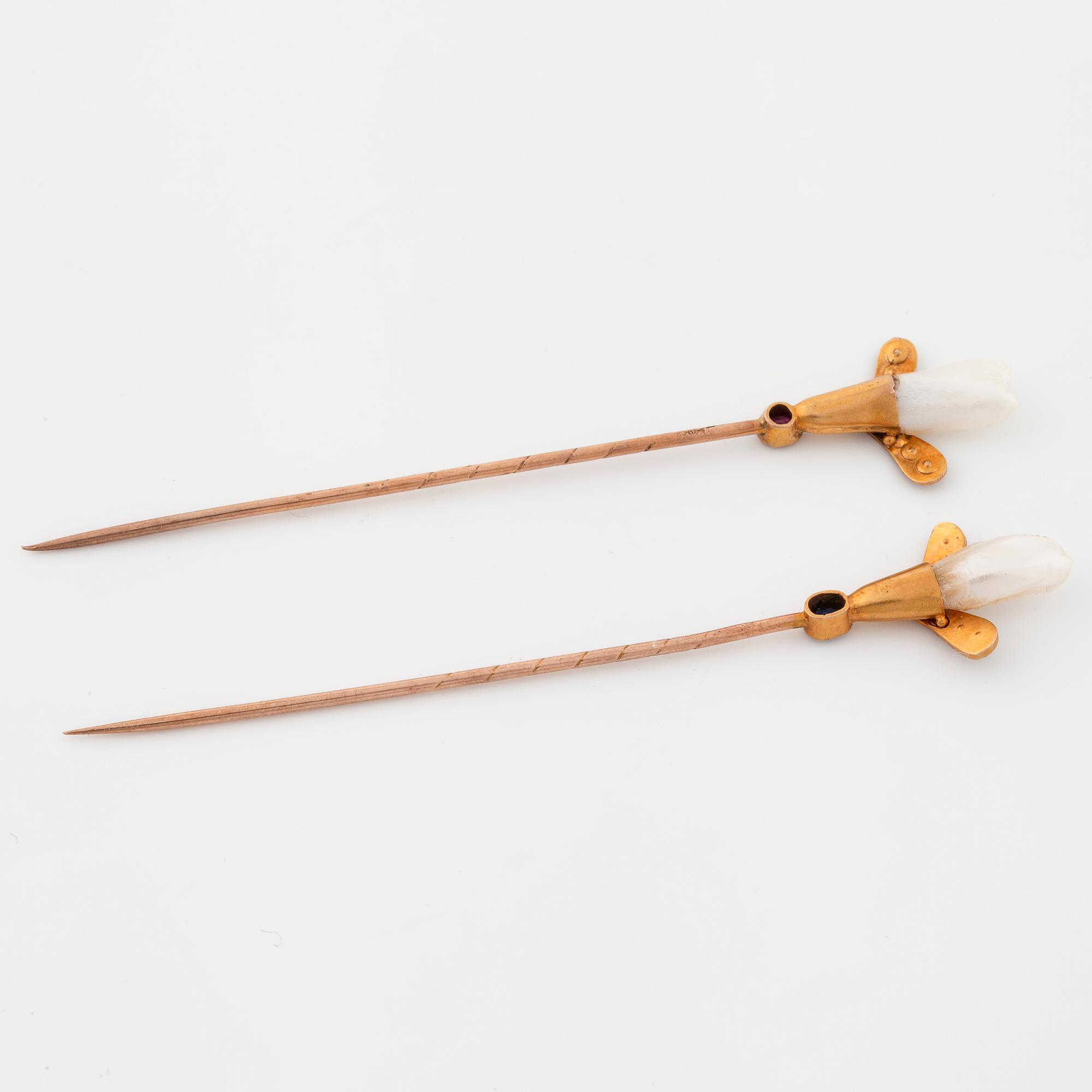 BROSCHNÅLAR, 2 st, med odlade pärlor samt med syntetisk rubin och safir.