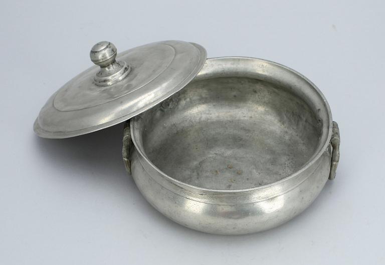 GRÖTSKÅL, tenn, Carl Petter Eckerström Västerås verksam 1821-1843/59, otydl årsbokstav.