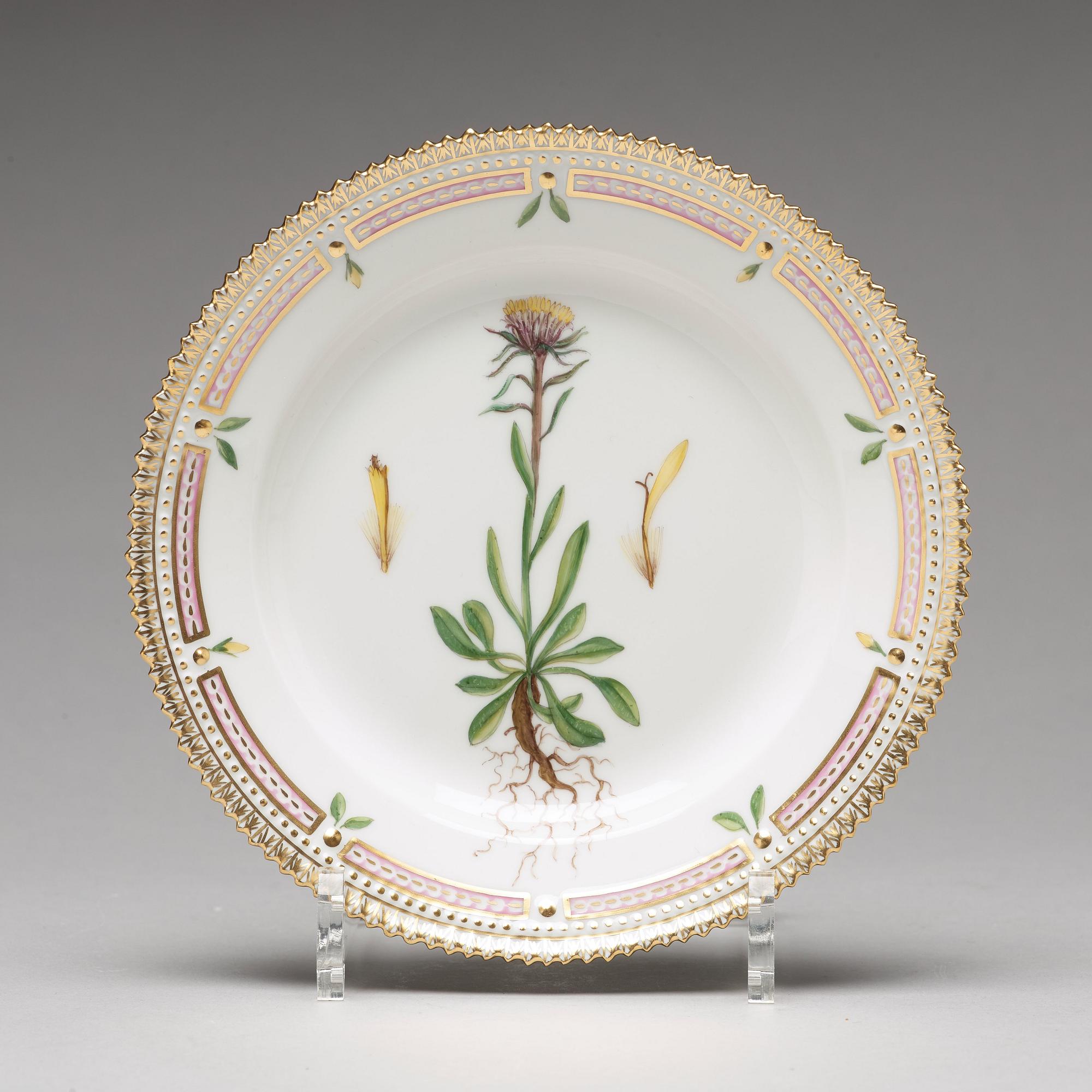 ASSIETTER, 12 stycken, porslin. "Flora Danica", Royal Copenhagen, Danmark, 1900-tal.