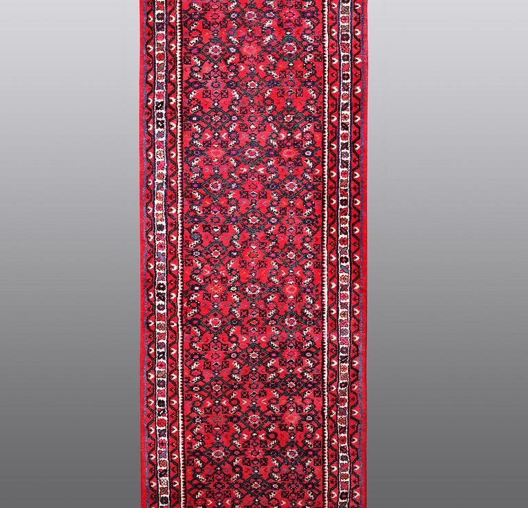 A runner, Hosenabad, ca 930 x 83 cm.
