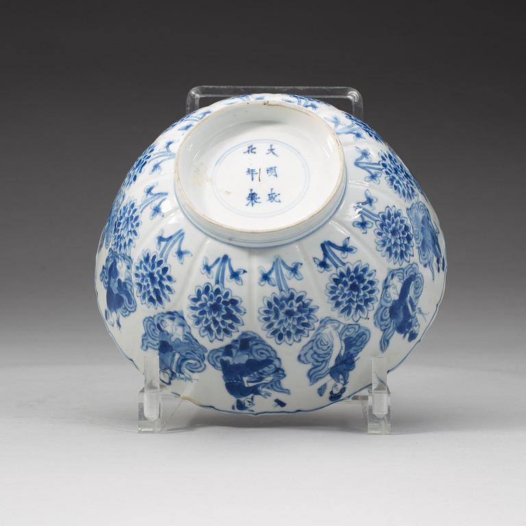 A blue and white bowl, Qing dynasty, Kangxi (1662-1722).