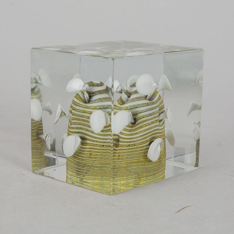 OIVA TOIKKA, a glass cube, Nuutajärvi, Finland 1981, 697/1000.