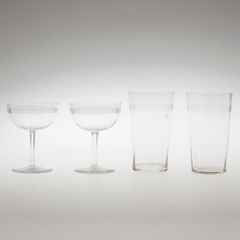 DELAR TILL GLASSERVIS, 15 delar, "Optio med bård", Kosta. Finns i priskurant för år 1896.