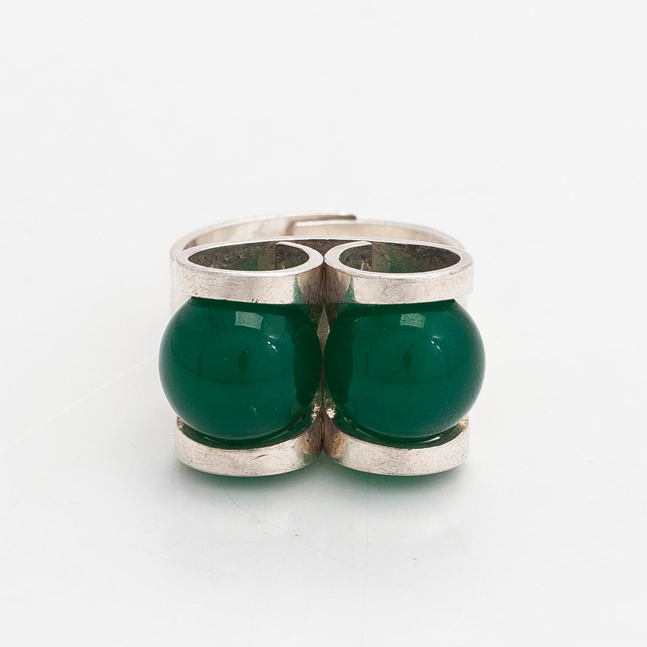 Elis Kauppi, Ring, sterlingsilver, kalcedoner. Kupittaan Kulta, Åbo 1974.