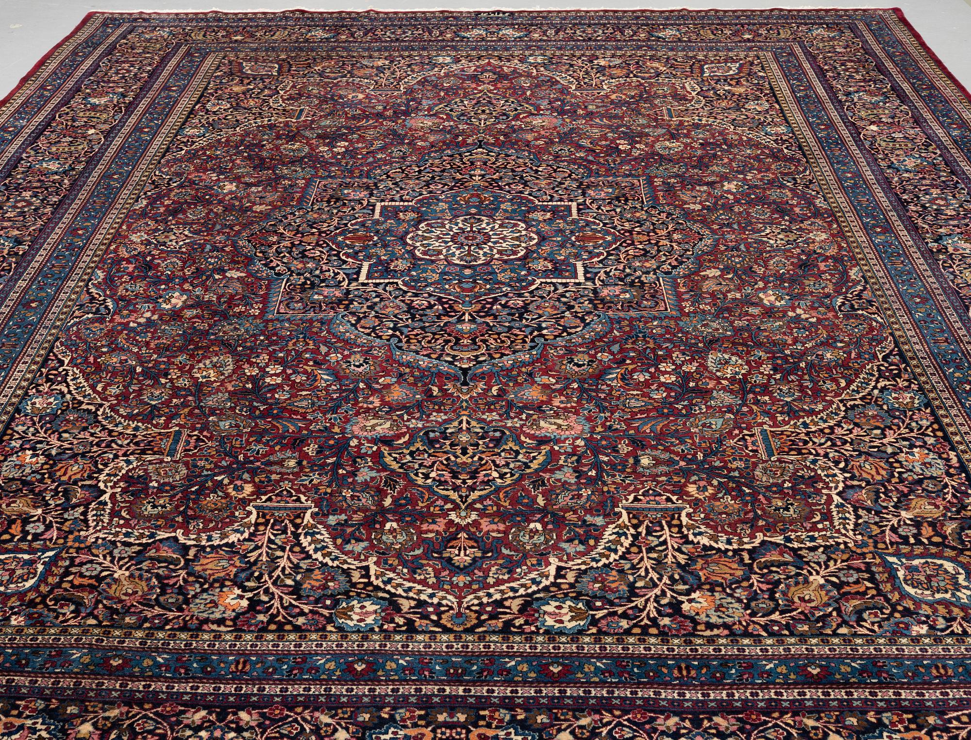 Matta antik Meshed, signerad Amoghli, ca 526,5 x 356 cm.