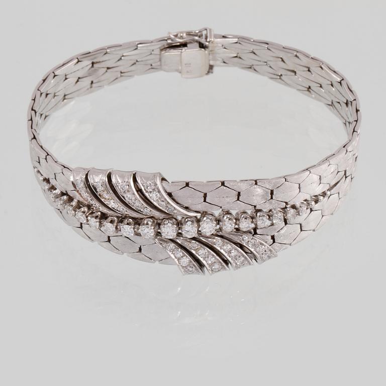 ARMBAND, 18K vitguld med briljant och åttkantslipade diamanter ca 1.30 ct. Vikt 54,5 gram.