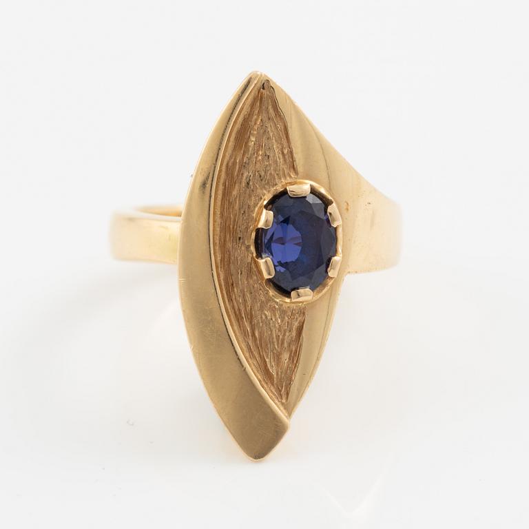Ring 18K gold with blue-purple stone.
