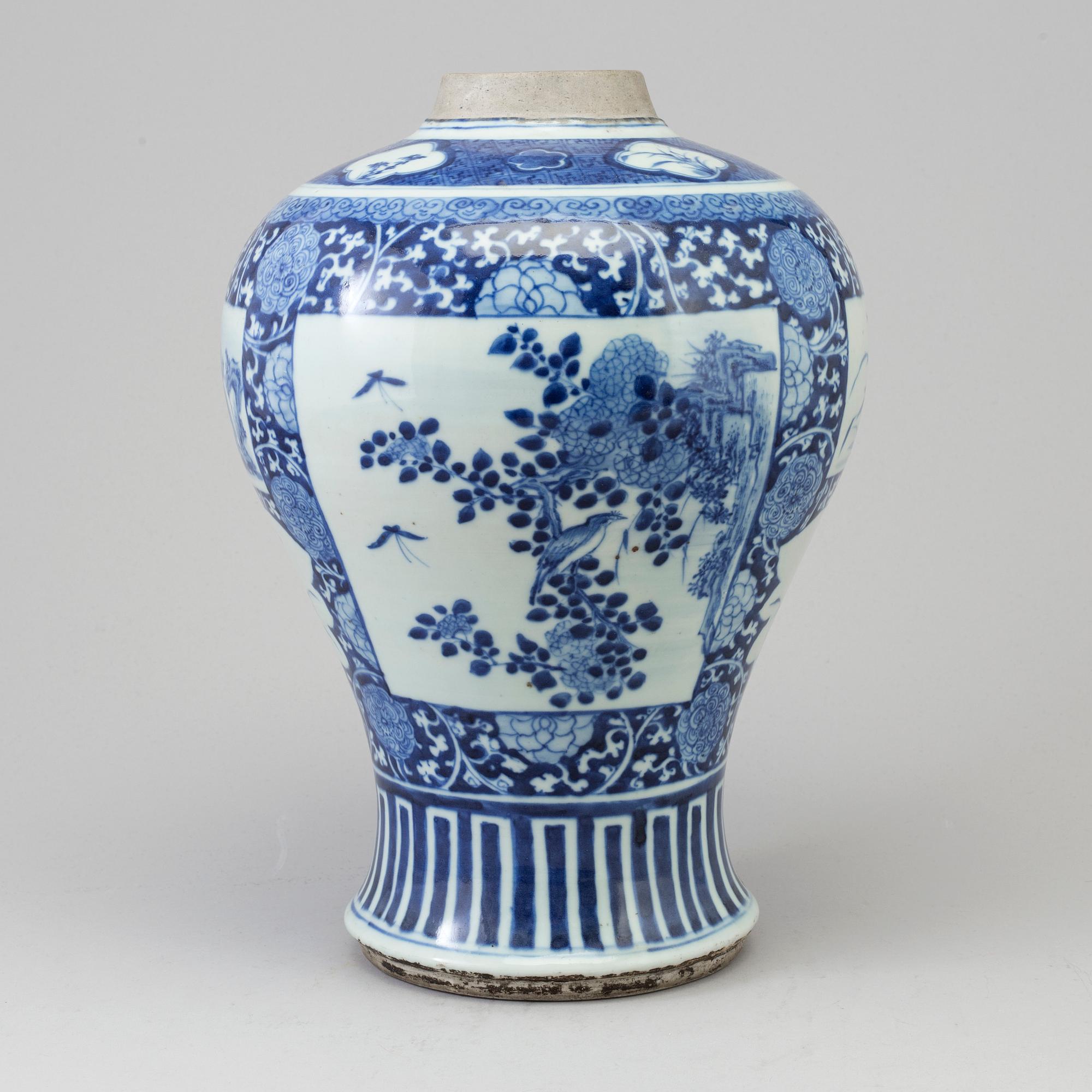 A blue and white vase, Qing dynasty, 19th Century.