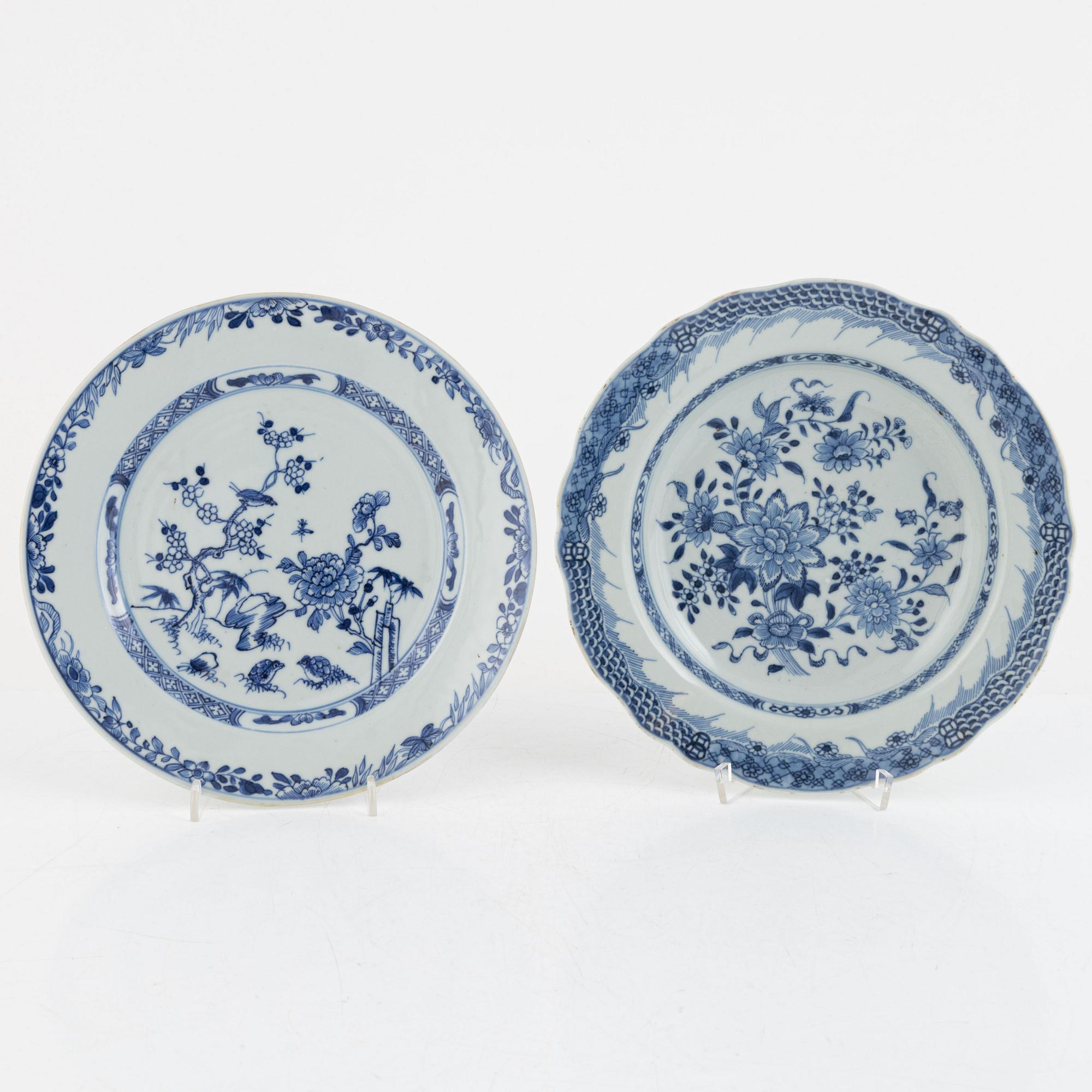 A group of six (4+2) Chinese blue and white export porcelain plates, Qing dynasty, Qianlong (1736-95).