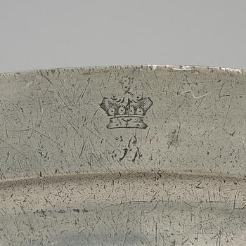 An English pewter serving dish, London, 18th century.