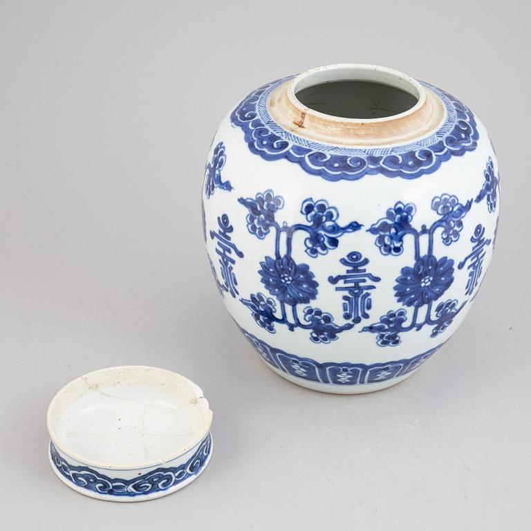 A chinese blue and white porcelain ginger jar, Qing dynasty, 18/19th century.