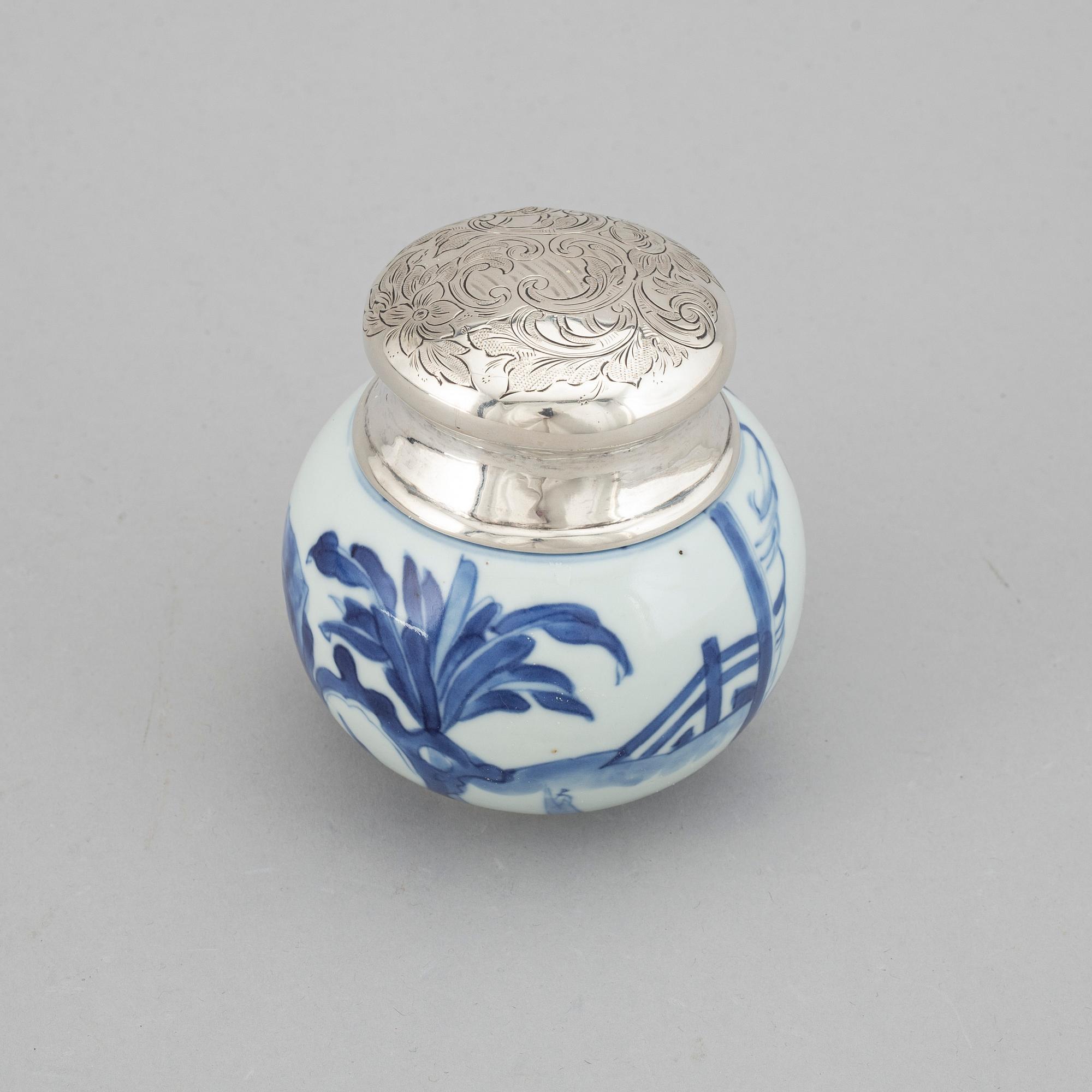 A blue and white tea caddy, Qing dynasty, Kangxi (1662-1722).