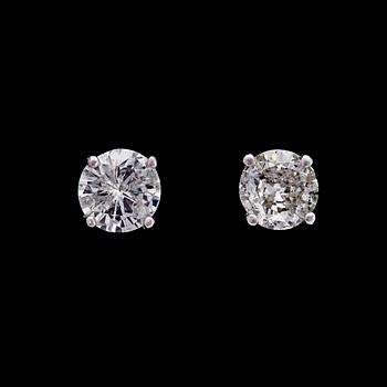 864. A pair of brilliant cut diamond earstuds, tot. app. 2.20 cts.