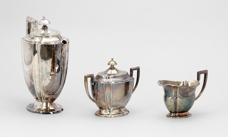 KAFFESERVIS, 3 delar, silver, importstmplr A Nilsson, Lund 1920-22. Tot ca 975 gr.