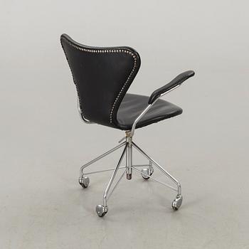 ARNE JACOBSEN, skrivbordsstol, "Sjuan", Fritz Hansen, Danmark 1900-talets senare del.